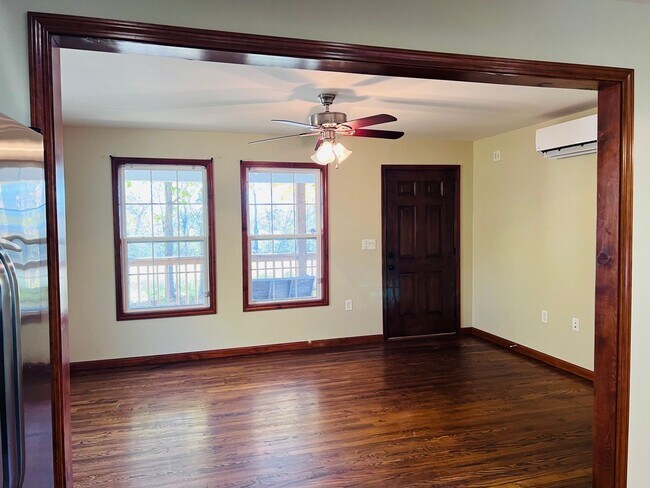 Building Photo - 2 bed 1.5 Bath Single Family Home