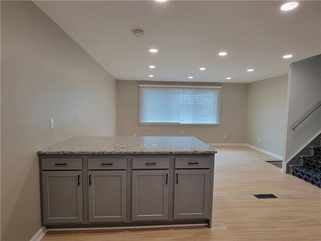 Building Photo - 113 Meadowbrook Dr