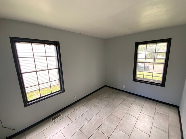 Building Photo - 905 Southmoor Dr