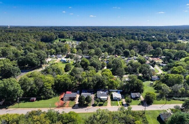 Building Photo - Stunningly Renovated 3BD/1BA Single Family Home in Newton, NC!