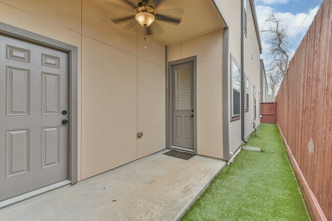 Building Photo - For Lease | 3 Bed, 2 Bath | 2,442 Sq Ft | ...