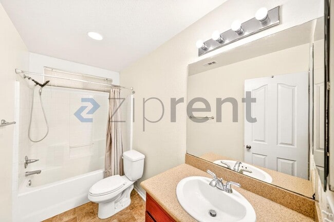 Building Photo - 6085 Medinah St