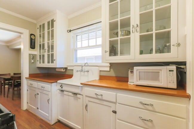 Building Photo - {4805}  Charming West Plaza Bungalow + Pri...