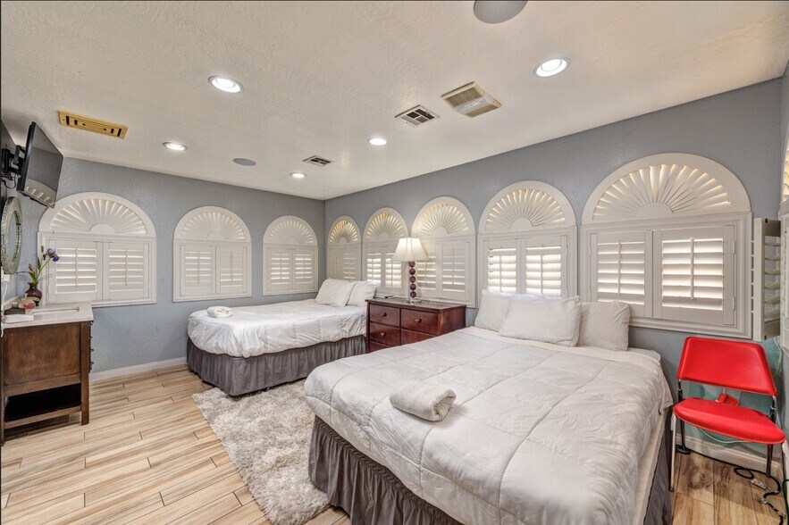 Bedroom 2 w balcony - 3160 Belcastro St