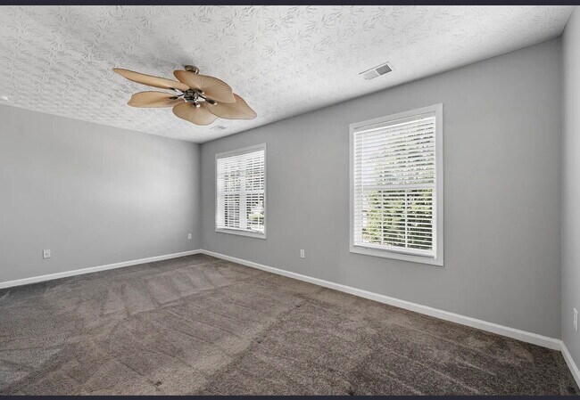 Building Photo - "Charming 3-Bed Townhouse with Hardwood Fl...