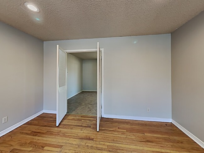 Building Photo - 873 Beverly Dr