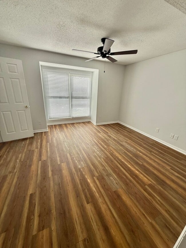 Building Photo - ONE MONTH RENT FREE Fully Renovated 2 Bed, 2 Bath Condo in South Charlotte