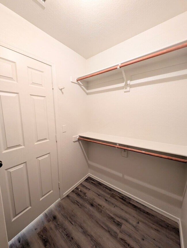 Building Photo - 2325 E Lakecrest Dr