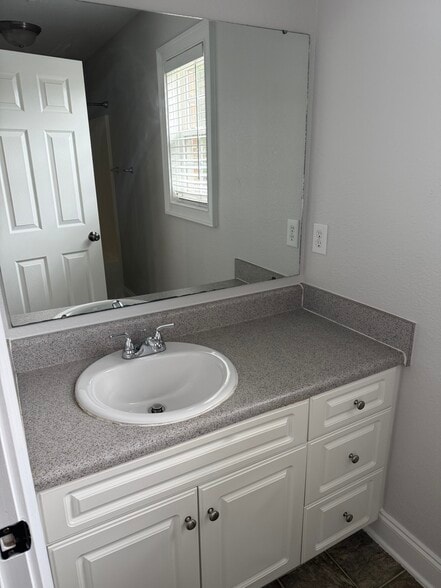 Building Photo - 802 W Longleaf Dr