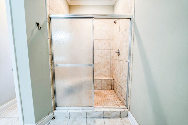 Building Photo - West Hills House 3BR/ 2.5BA, 2 Car garage, primary bedroom on main level