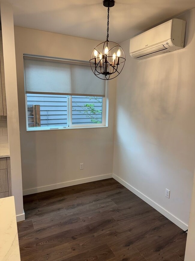 Building Photo - 2bd/1.75bs Seattle Townhouse