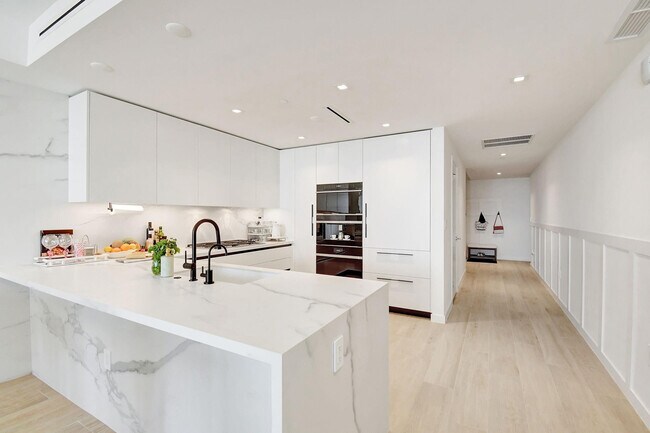 Building Photo - 1116 N Ocean Blvd