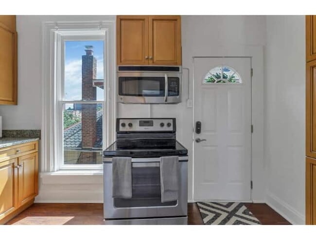 Building Photo - The Artist's Apt. | 2BR | Short North | +Parking