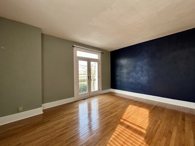 Building Photo - 3020 Colonial Ave