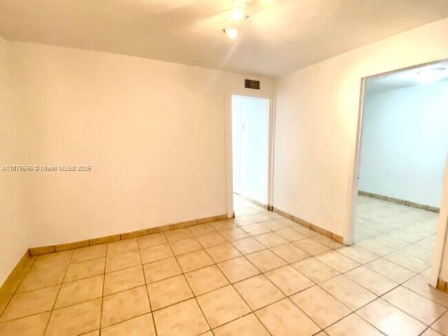 Building Photo - 4307 SW 9th St