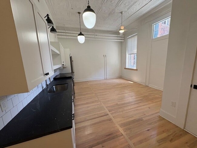Building Photo - 576 Mulberry St