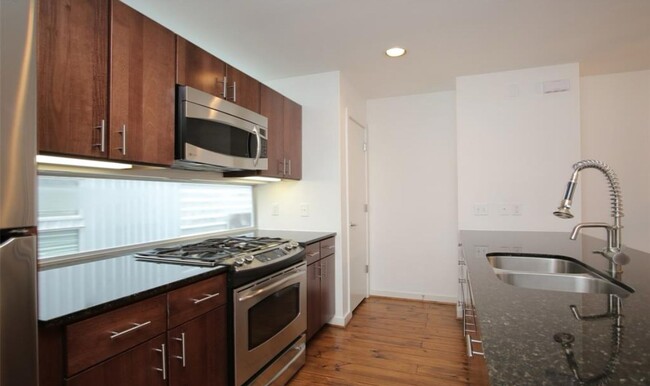 Building Photo - Modern 2/2 Townhome