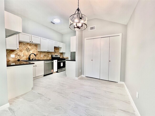 Building Photo - 15543 Scenic Haven Dr