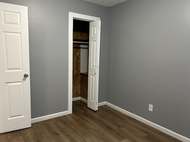 Building Photo - 3 Bedroom, 2 Bath Ranch Home w/Central Air