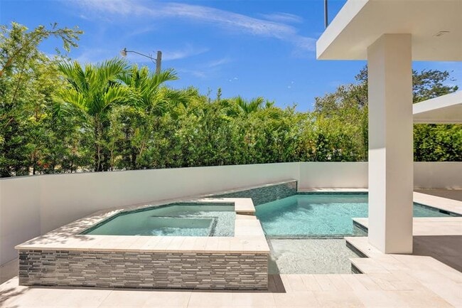 Building Photo - 1111 SE 9th Ave