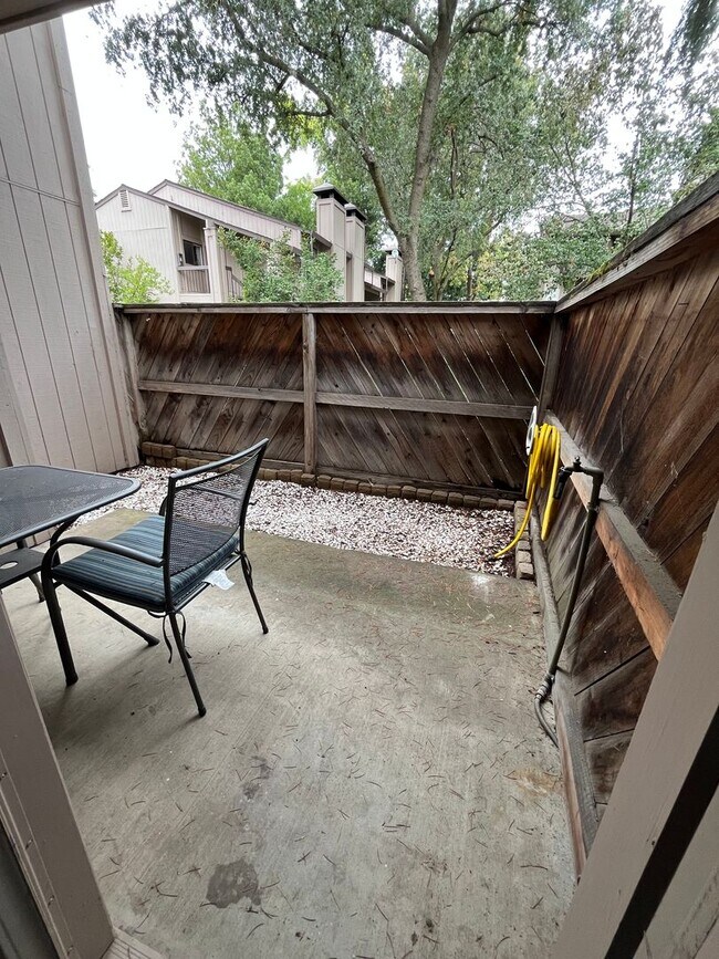 Building Photo - 2BR|2BA|994SF| - Ground Floor Condo, Nice ...