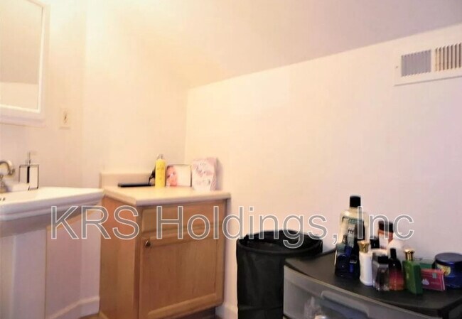 Building Photo - 5944 Bartee St