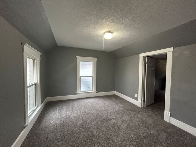 Building Photo - 3 Bedroom, 2 Bath house in East Moline