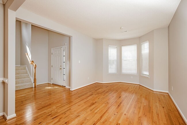 Building Photo - Beautiful Chesterfield Home Is Ready For Y...