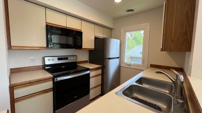Building Photo - 3425 Lakeshore Dr
