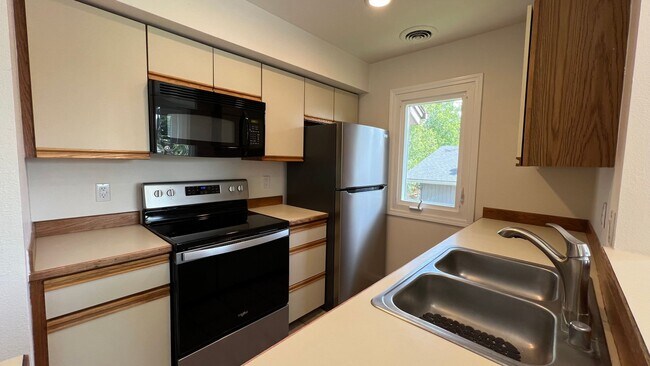 Building Photo - Lake Hood views!  (2) Bed / (2) Bath Condo...