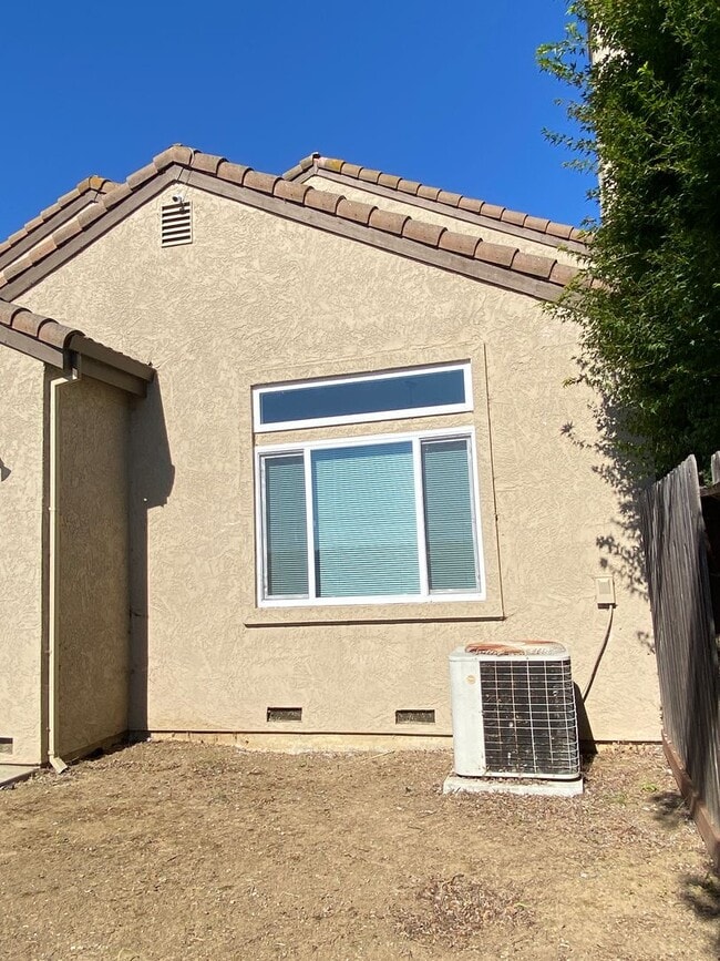 Building Photo - 2 Primary Bedrooms - Close to Travis Air Base - with No Rear Neighbors!
