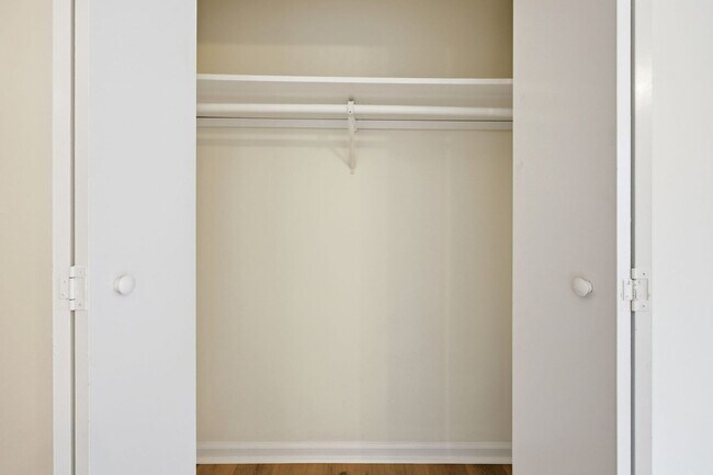 Building Photo - Updated 2BR Townhome in Prime Chapel Hill Location with Pool & Tennis!