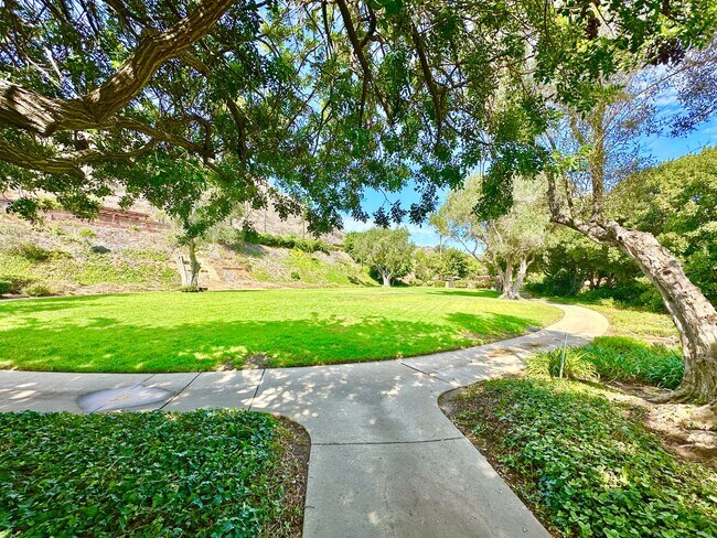 Building Photo - Beautifully Appointed & Fully Furnished, S...