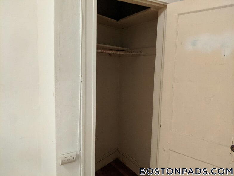 Building Photo - 137 Park Dr