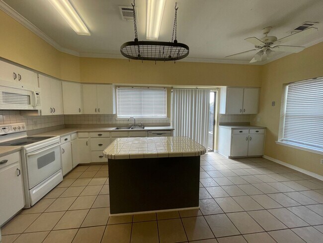 Building Photo - Sought after location so hurry!