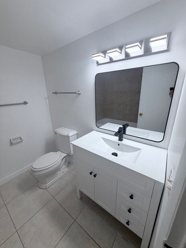 Building Photo - Two bedroom & Two bathroom Condo with balcony and laundry facilities