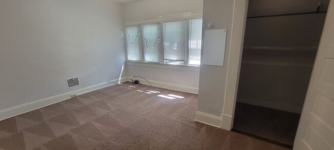 Building Photo - 5 Bedroom House - Walking distance from Central Campus