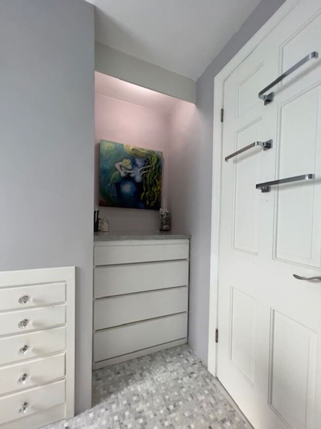 Building Photo - Spacious 2BR/1.5BA Townhouse Available February 15th!!  Great West End Location!!