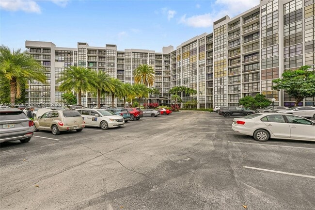 Building Photo - 800 Parkview Dr