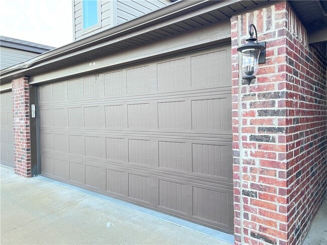 Building Photo - 431 Red Robin St