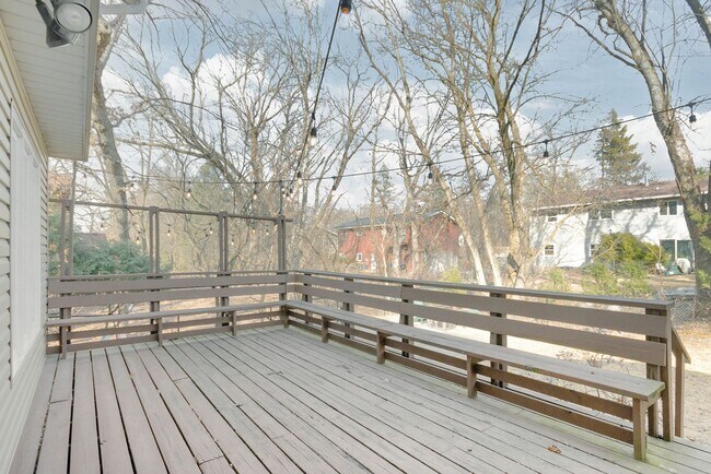 Building Photo - Fully Furnished 5 Bedroom 2.5 Bathroom in Madison, WI