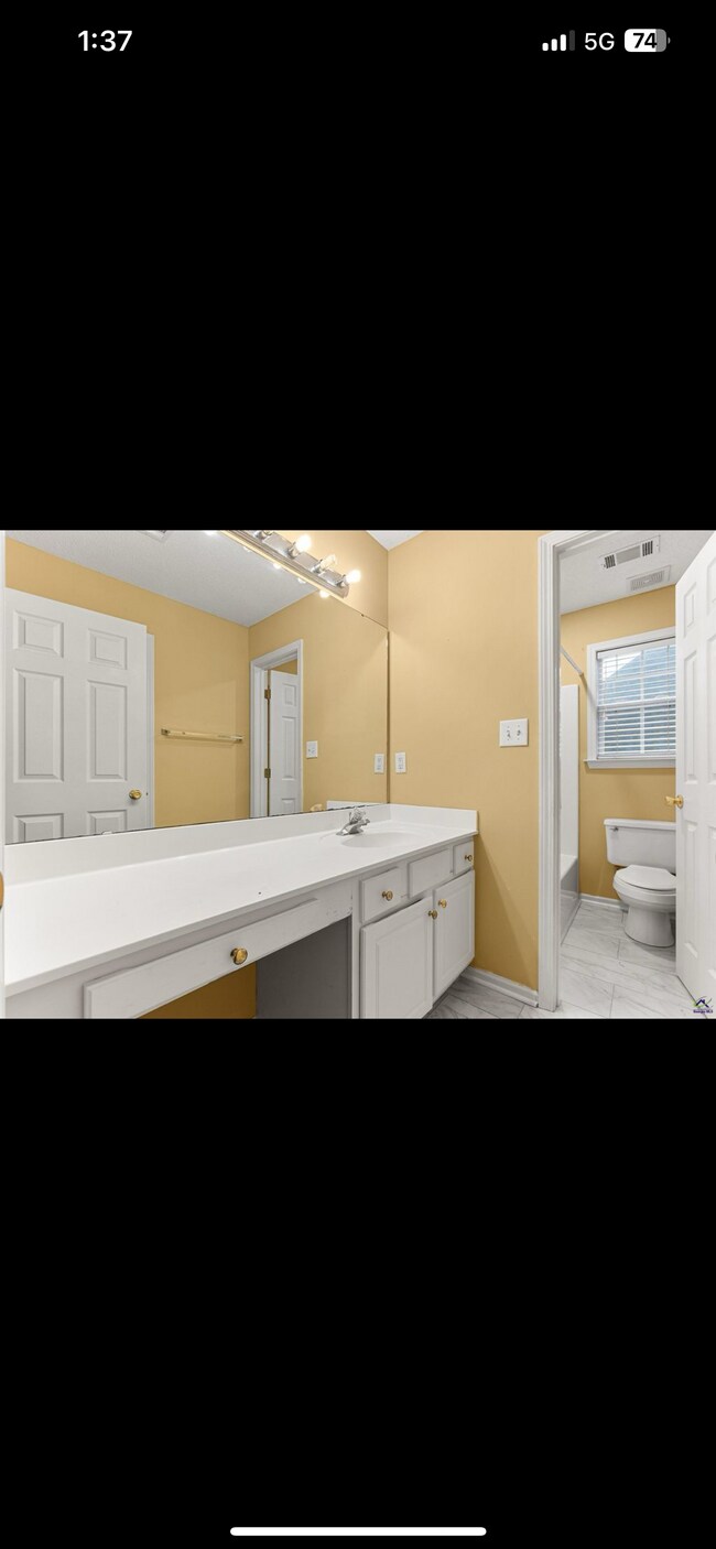 Building Photo - 541 Edgefield Way
