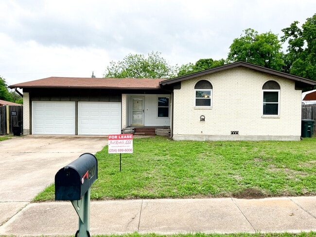 Building Photo - Available Now!!!! Gorgeous 3 bedroom, 2 bath, 2 car garage home. Beautiful wood look flooring. Sp...