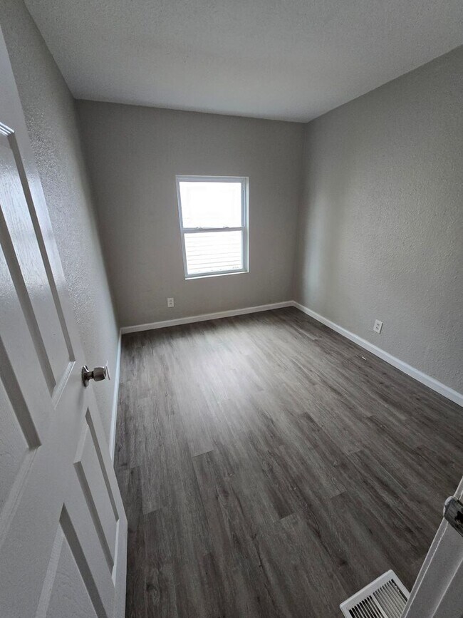 Building Photo - LIMITED TIME**NO APPLICATION FEE**1/2 OFF DEPOSIT**