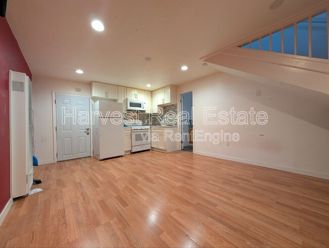 Building Photo - 814 E 23rd St
