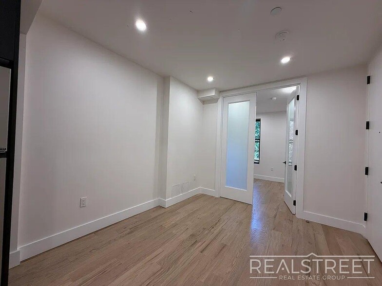 Building Photo - Beautifully Renovated 2-Bedroom Apartment in Flatbush