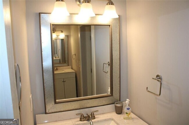 Building Photo - 4495 Kent Rd