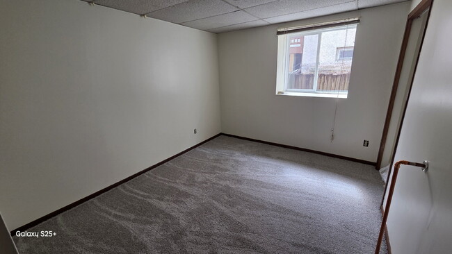 Building Photo - 6 Bed 2 bath FRESH PAINT - Single Family H...