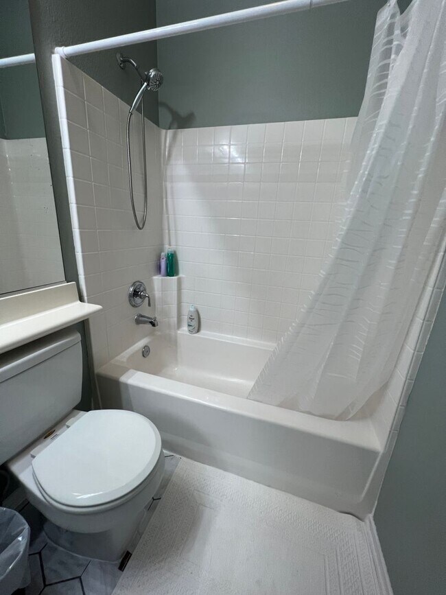 Building Photo - Gorgeous Townhome near Downtown Ventura & Beaches