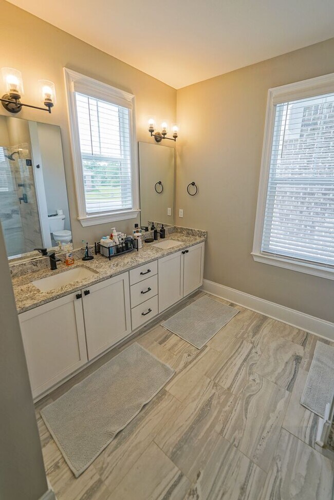 Building Photo - Available end of January in beautiful Summ...